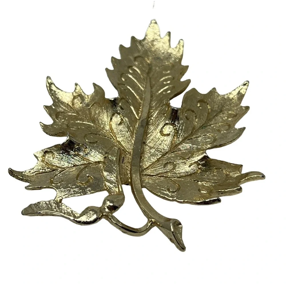 Vintage Maple Leaf Brooch‎ Gold Tone Textured Engraved Veins Pin